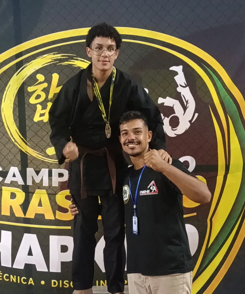 Aluno da Elite no pódio do Campeonato Brasileiro de Hapkido ao lado do professor Yuri